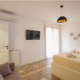 4 bedroom villa with infinity pool, Alcamo, sleeps 6-8